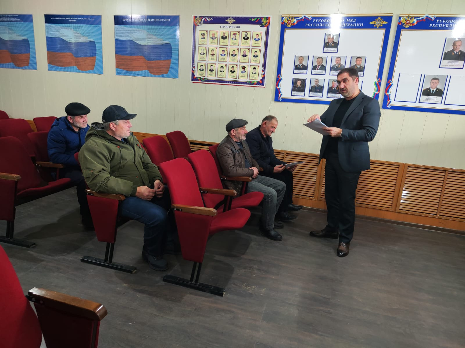 Представитель Миннаца встретился с иностранными гражданами, осуществляющими трудовую деятельность на территории республики