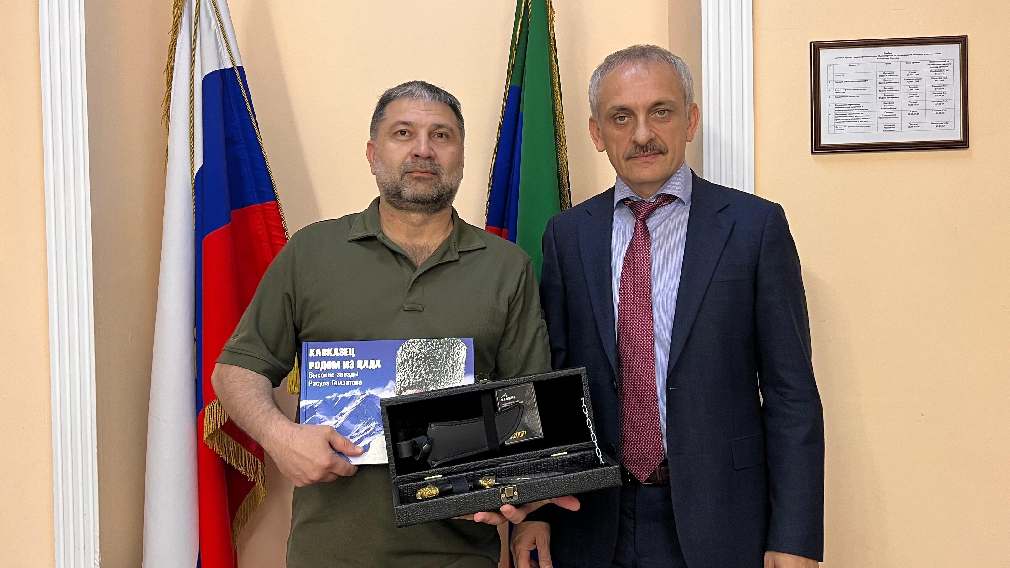Энрик Муслимов встретился с участником СВО Гаджи Курбановым