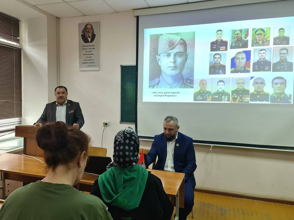 Мусашейх Салманов провел встречу со студентами Дагестанского государственного университета