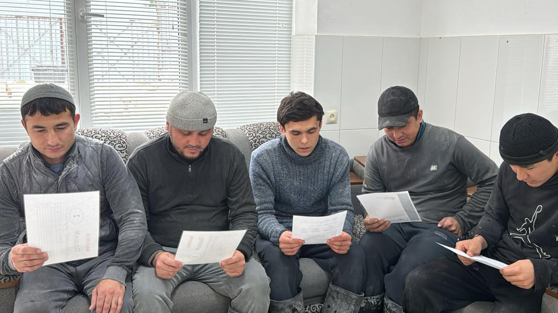 Сотрудник Миннаца РД провел выездную встречу с иностранными гражданами