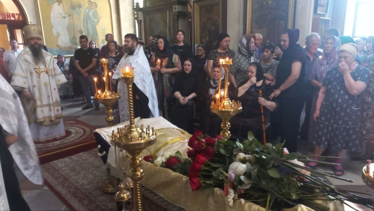 В Свято-Успенском Кафедральном соборе в Махачкале состоялось прощание с охранником Михаилом Вавилиным, который погиб от рук террористов