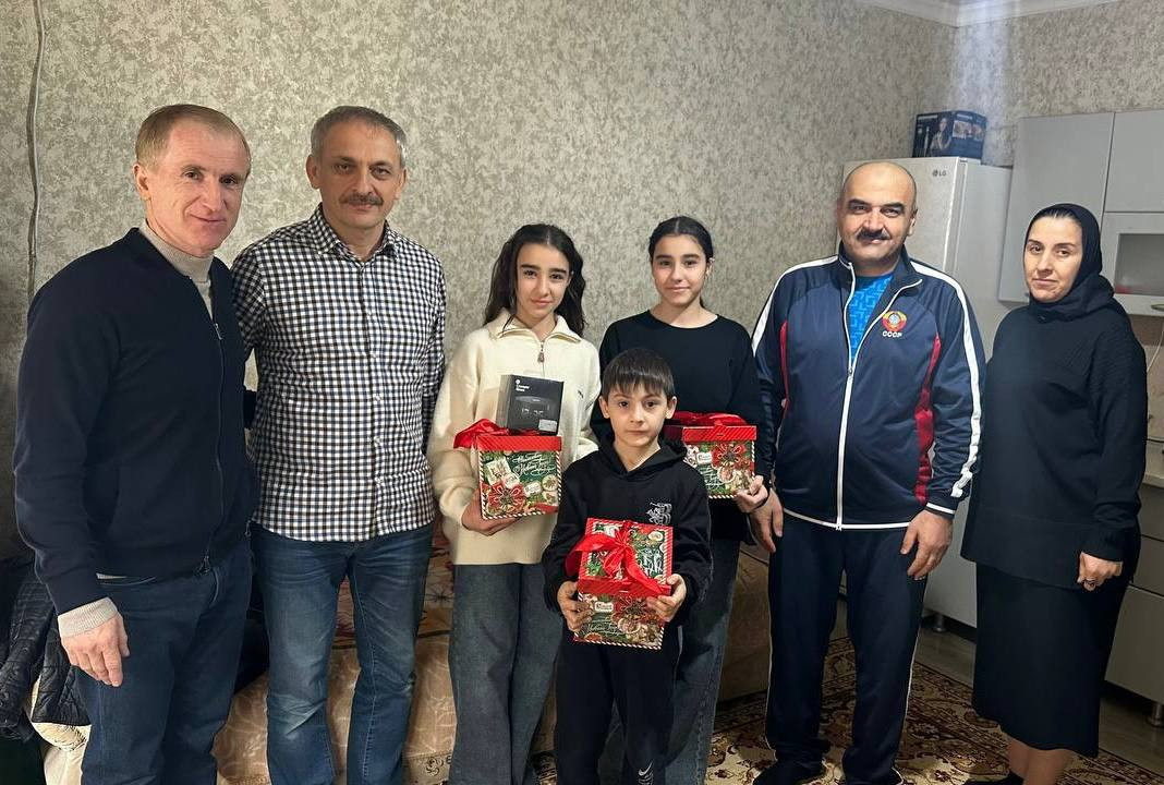 Энрик Муслимов исполнил мечту 13-летней Раисат в рамках Всероссийской акции «Ёлка желаний»