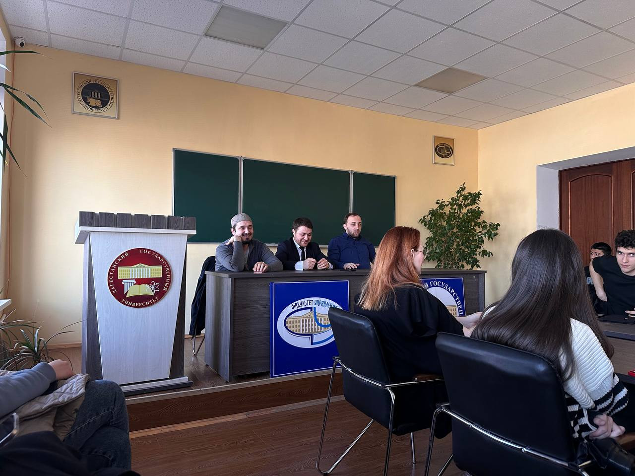 В ДГУ прошел открытый диалог со студентами факультете управления