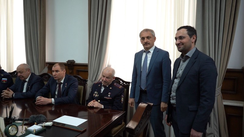 Мэр Дербента встретился с участниками патриотического проекта «Вахта Героев Отечества»