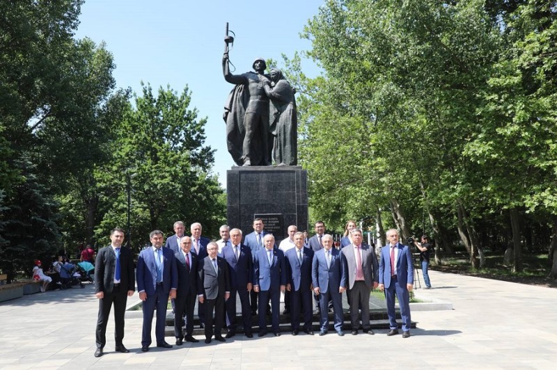Делегация Узбекистана возложила цветы к мемориалу участников ВОВ в Махачкале