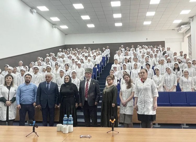 В Дербентском медицинском колледже имени Г.А. Илизарова прошла встреча со студентами