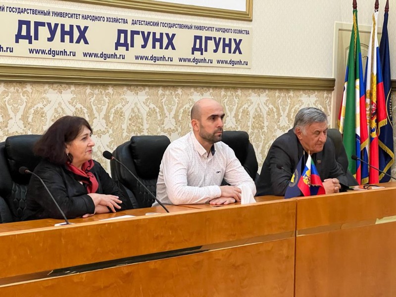 Сотрудник Миннаца РД провел встречу со студентами ДГУНХ