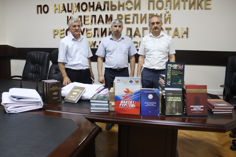 Энрик Муслимов вручил книги и журналы руководителю движения «Волонтеры Победы» Магомеду Гусейханову