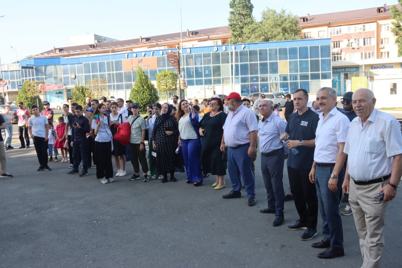 День Государственного флага России отметили в Дагестане патриотической акцией "Zа Россию".