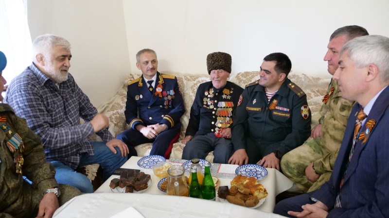 Энрик Муслимов поздравил ветерана Великой Отечественной войны Ибрагим-пашу Садыкова с Днем Победы!