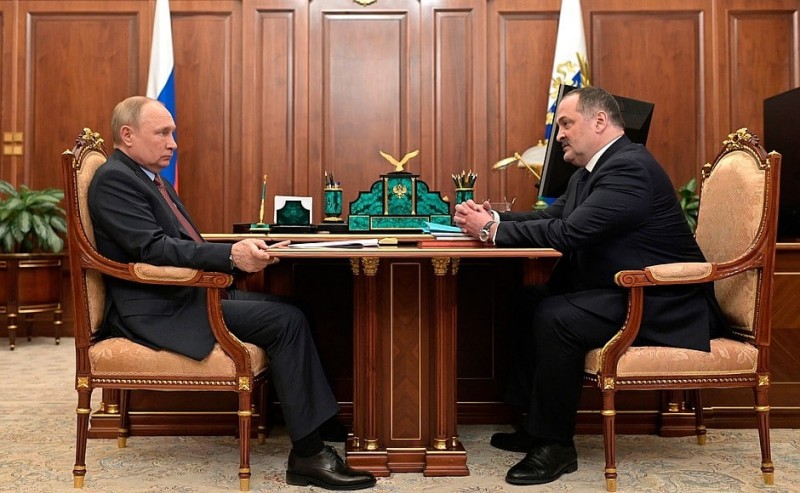 Владимир Путин провёл рабочую встречу с главой Республики Дагестан Сергеем Меликовым. Обсуждалась социально-экономическая ситуация в регионе.