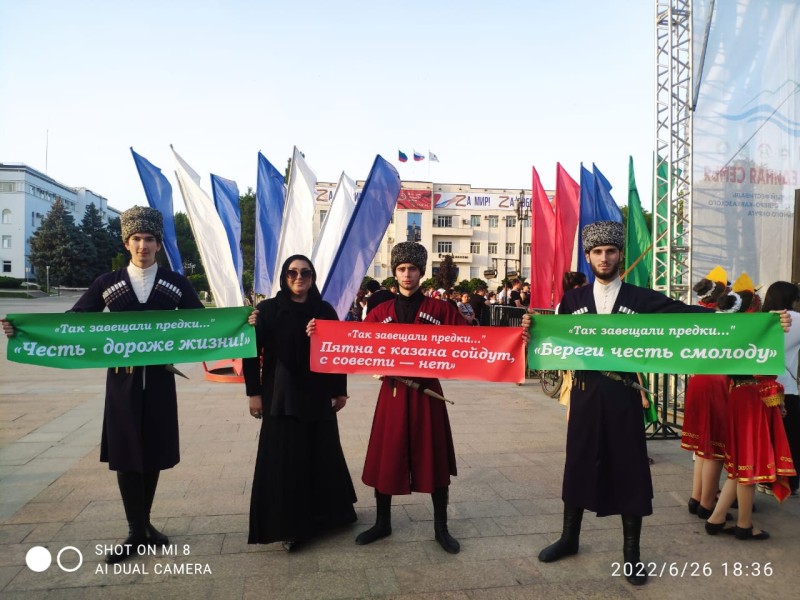 В Махачкале прошел флешмоб «Так завещали предки...»