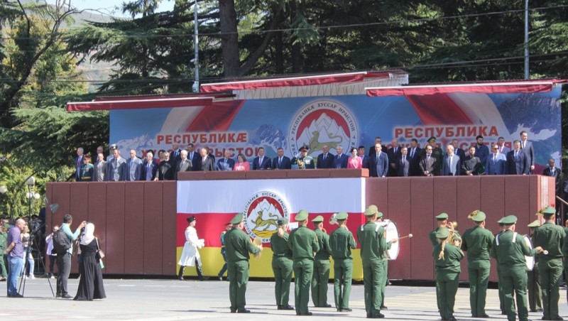 Энрик Муслимов принял участие в военном параде в честь Дня Республики Южной Осетии