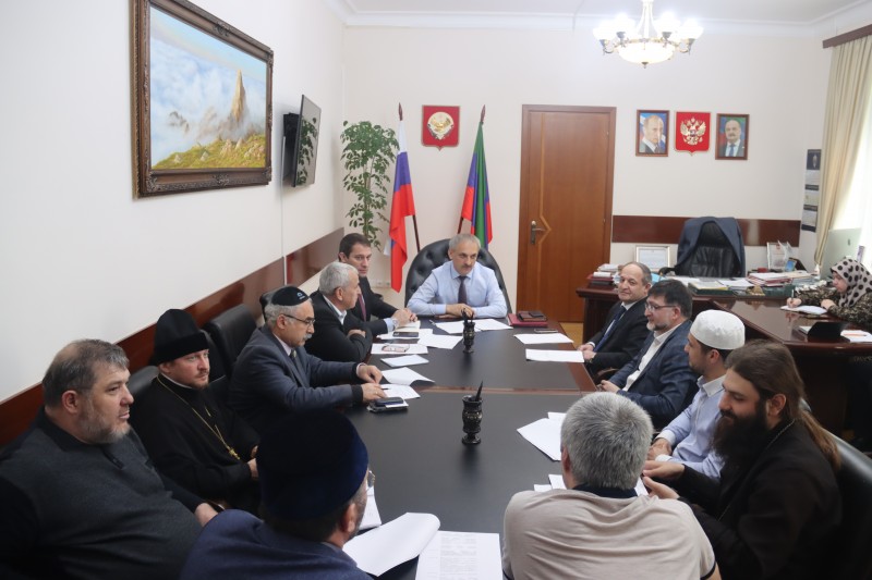 Подготовку IX Международного межрелигиозного молодёжного форума обсудили в Миннаце РД