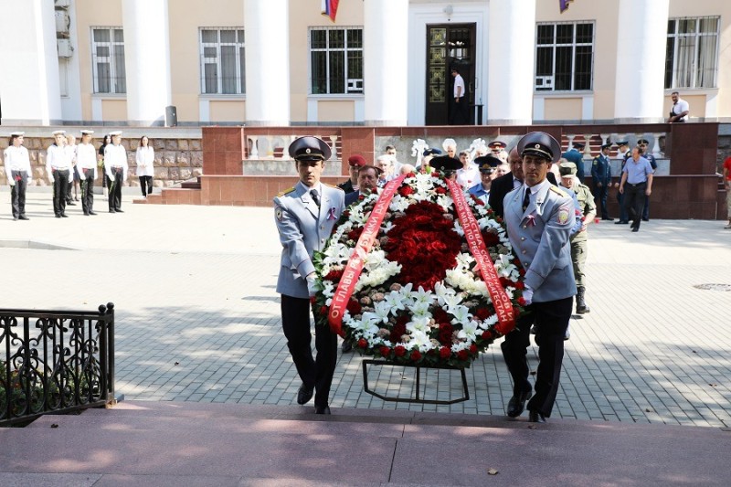 Энрик Муслимов принял участие в церемонии возложения цветов к мемориалу Славы сотрудников МВД, погибших при исполнении служебного долга.