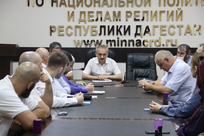 Руководитель Миннаца РД вручил сертификаты победителям конкурса