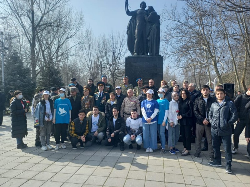 В Махачкале прошла церемония возложения цветов к памятнику Воину-освободителю