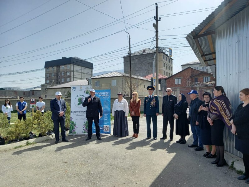Сад памяти в честь Нурмагомеда Гаджимагомедова посадили в его родной школе