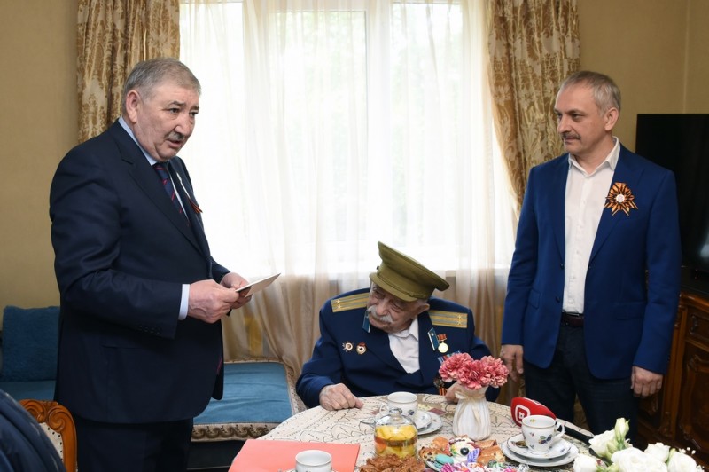 Энрик Муслимов и Сайгидахмед Ахмедов поздравили ветерана ВОВ Гаджи Инчилова с Днем Победы