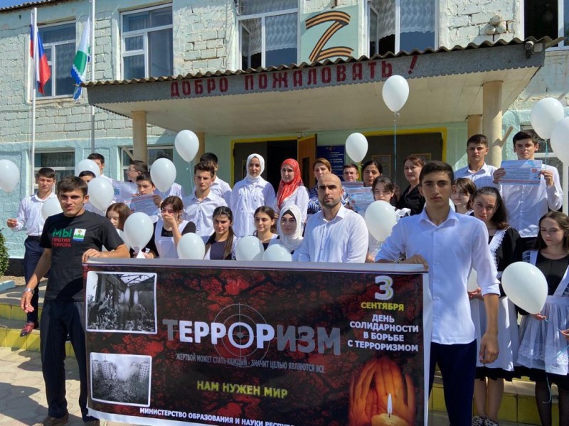 Сотрудник Миннаца РД встретился с учащимися Чинарской средней общеобразовательной школы № 1