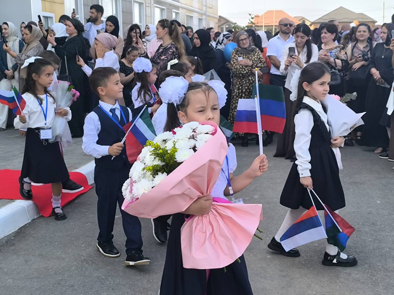 Статс-секретарь Миннаца РД принял участие в торжественной линейке в школе №57 Махачкалы