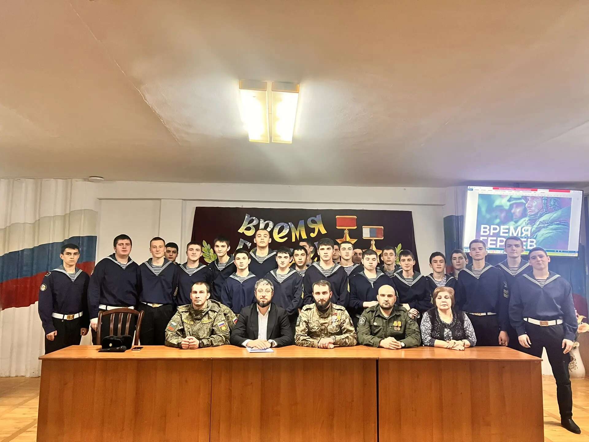 Представитель Миннаца РД встретился с кадетами в Каспийске