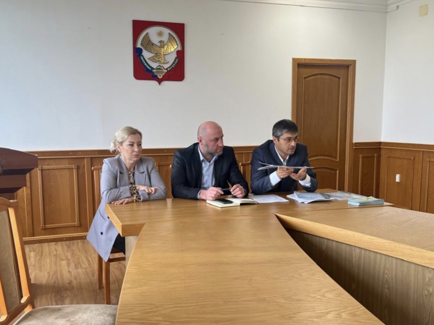 Иностранным гражданам, работающим в Новолакском районе, объяснили правила пребывания на территории России