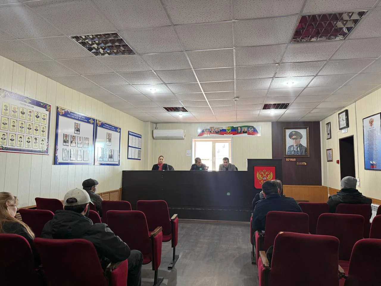 10 иностранным гражданам, работающим в Южно-Сухокумске, рассказали правила пребывания в России