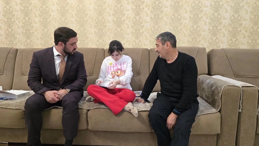 «Ёлка желаний». Исполнена мечта 14-летней Амины Талыбовой из поселка Новый Хушет Махачкалы