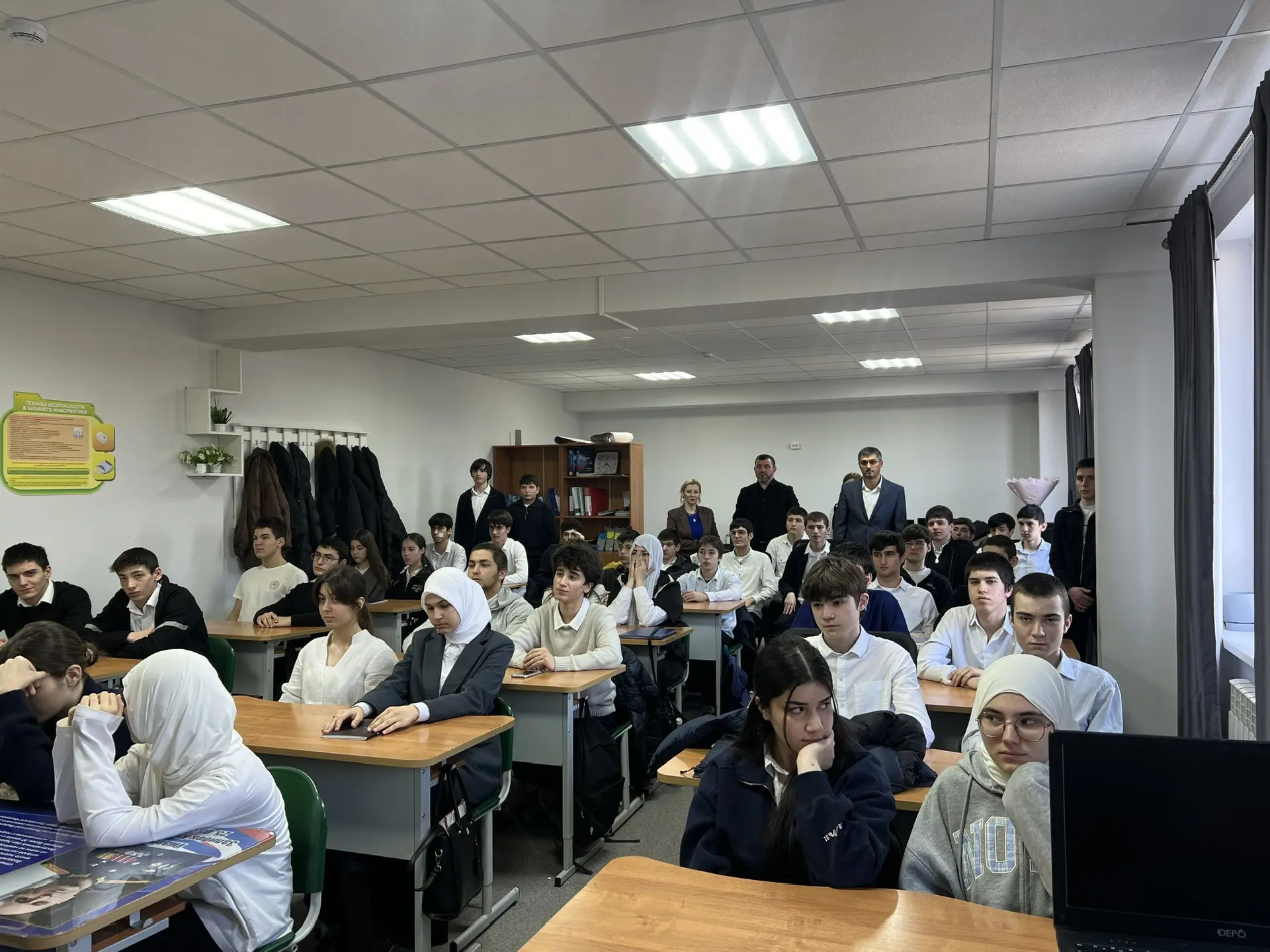 Разговор о важном. Сотрудники Миннаца Дагестана побеседовали с учащимися махачкалинской школы №42