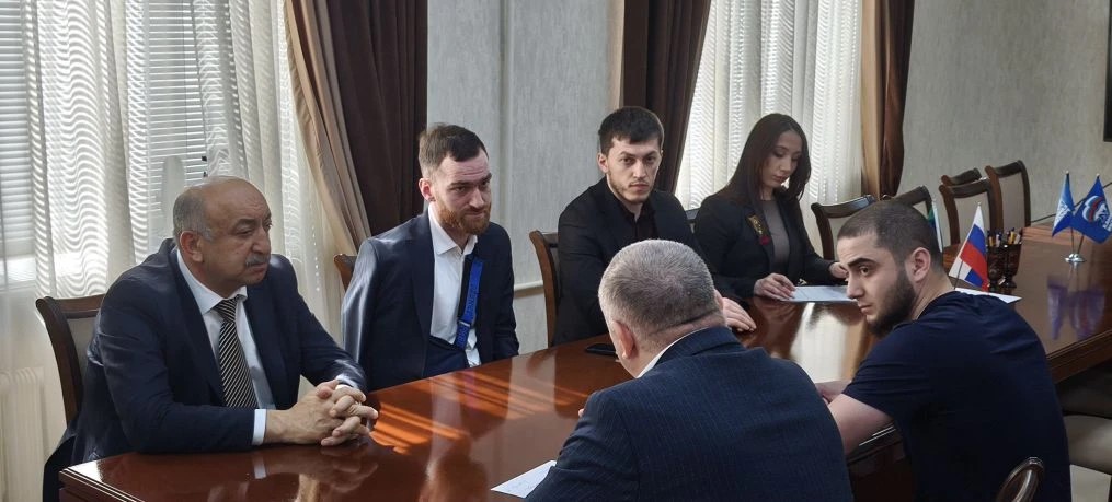 Обращения на контроле. Темирлан Абуталимов выслушал обращения жителей Кумторкалинского района