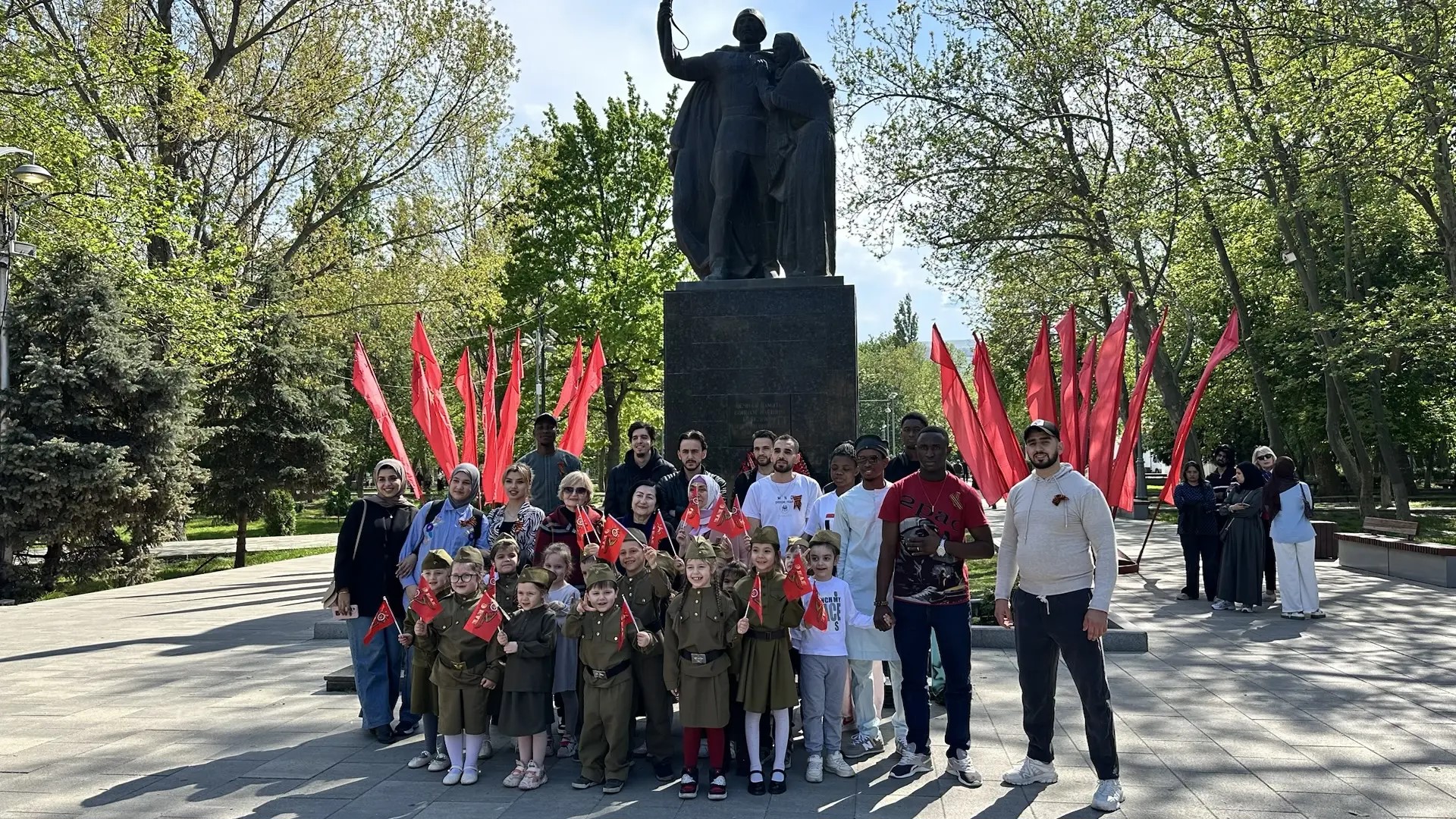 В Махачкале иностранные студенты возложили цветы к Памятнику Воину-освободителю