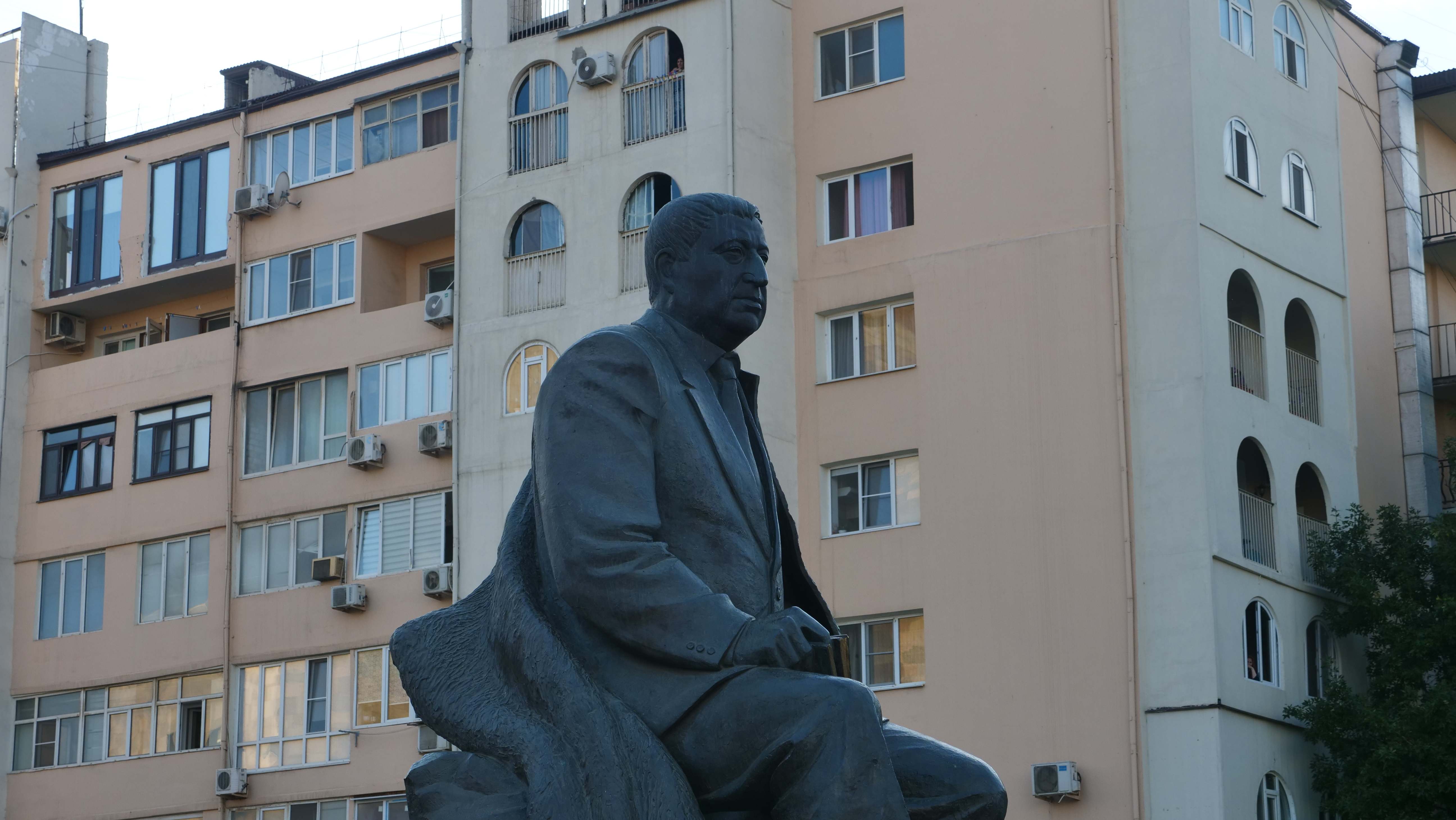 В Махачкале прошла церемония возложения цветов к памятникам Магомедали Магомедову и Расулу Гамзатову