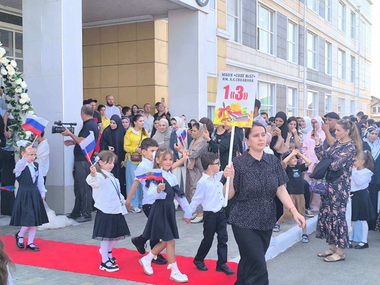 Статс-секретарь Миннаца РД принял участие в торжественной линейке в школе №57 Махачкалы