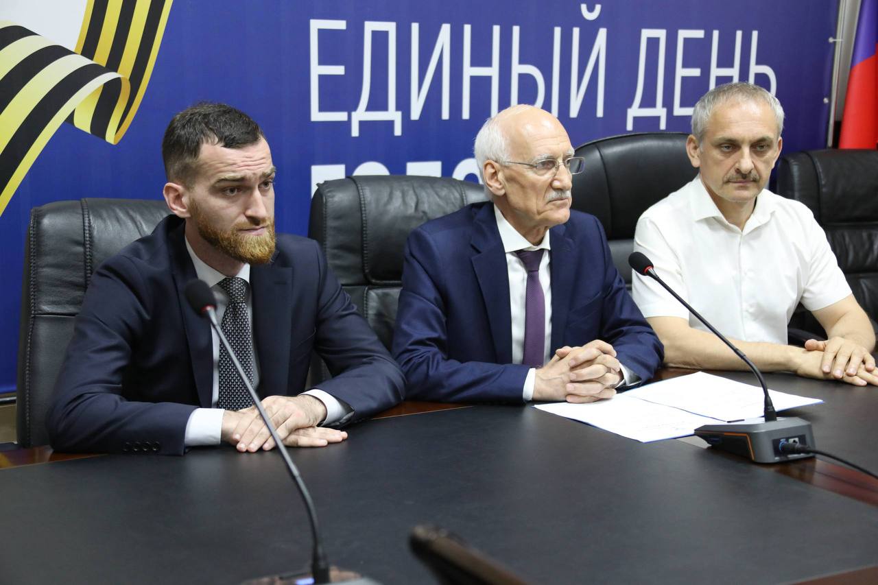 Рамазан Джафаров представил коллективу Миннаца Дагестана нового руководителя - Героя России Темирлана Абуталимова