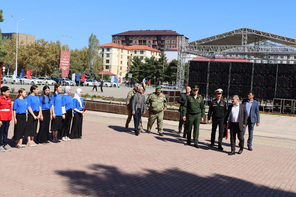В рамках Всероссийской патриотической акции «Вахта героев Отечества» Избербаш тепло встретил Героев России