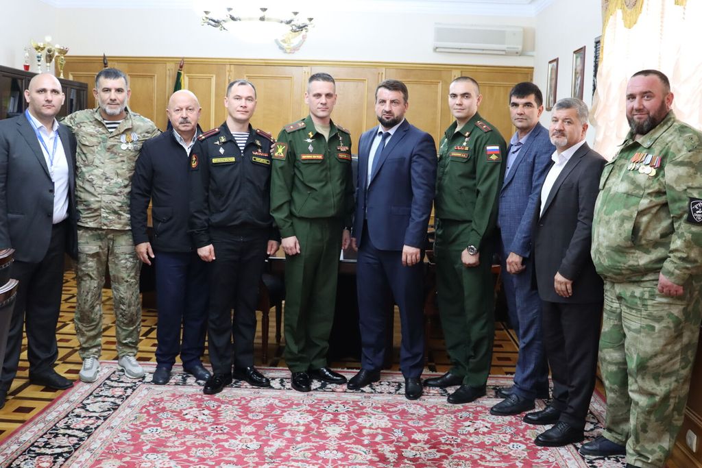 В рамках Всероссийской патриотической акции «Вахта героев Отечества» Избербаш тепло встретил Героев России