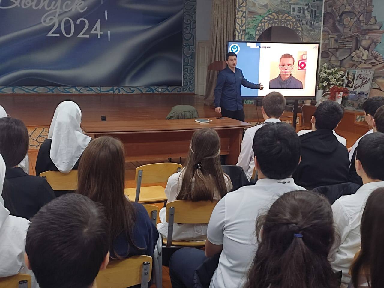 В Махачкале прошла серия образовательных встреч со школьниками