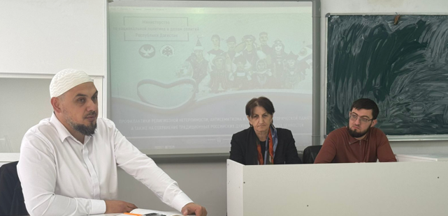 Миннац Дагестана: в 17 школах Дербентского района прошли образовательные встречи со школьниками