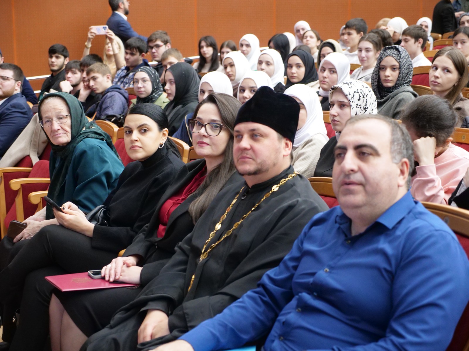 «Религия и мир». В Махачкале ведущие спикеры обсудили профилактику терроризма в молодежной среде