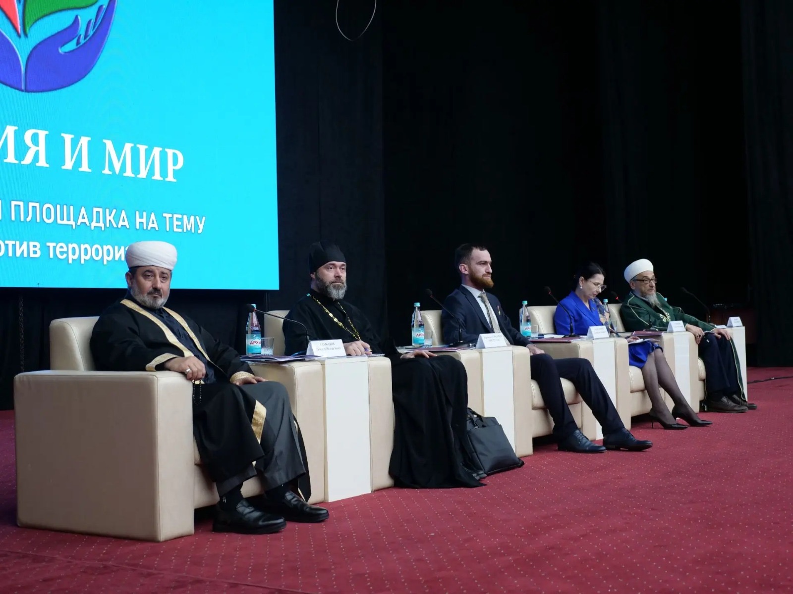 «Религия и мир». В Махачкале ведущие спикеры обсудили профилактику терроризма в молодежной среде