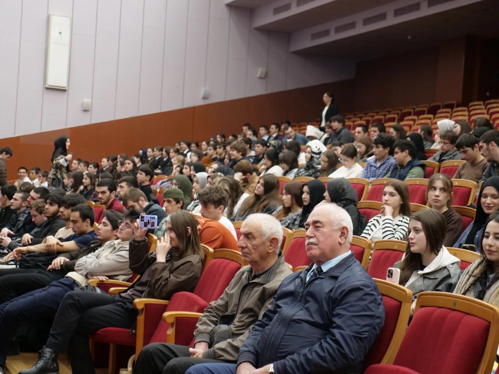 «Религия и мир». В Махачкале ведущие спикеры обсудили профилактику терроризма в молодежной среде