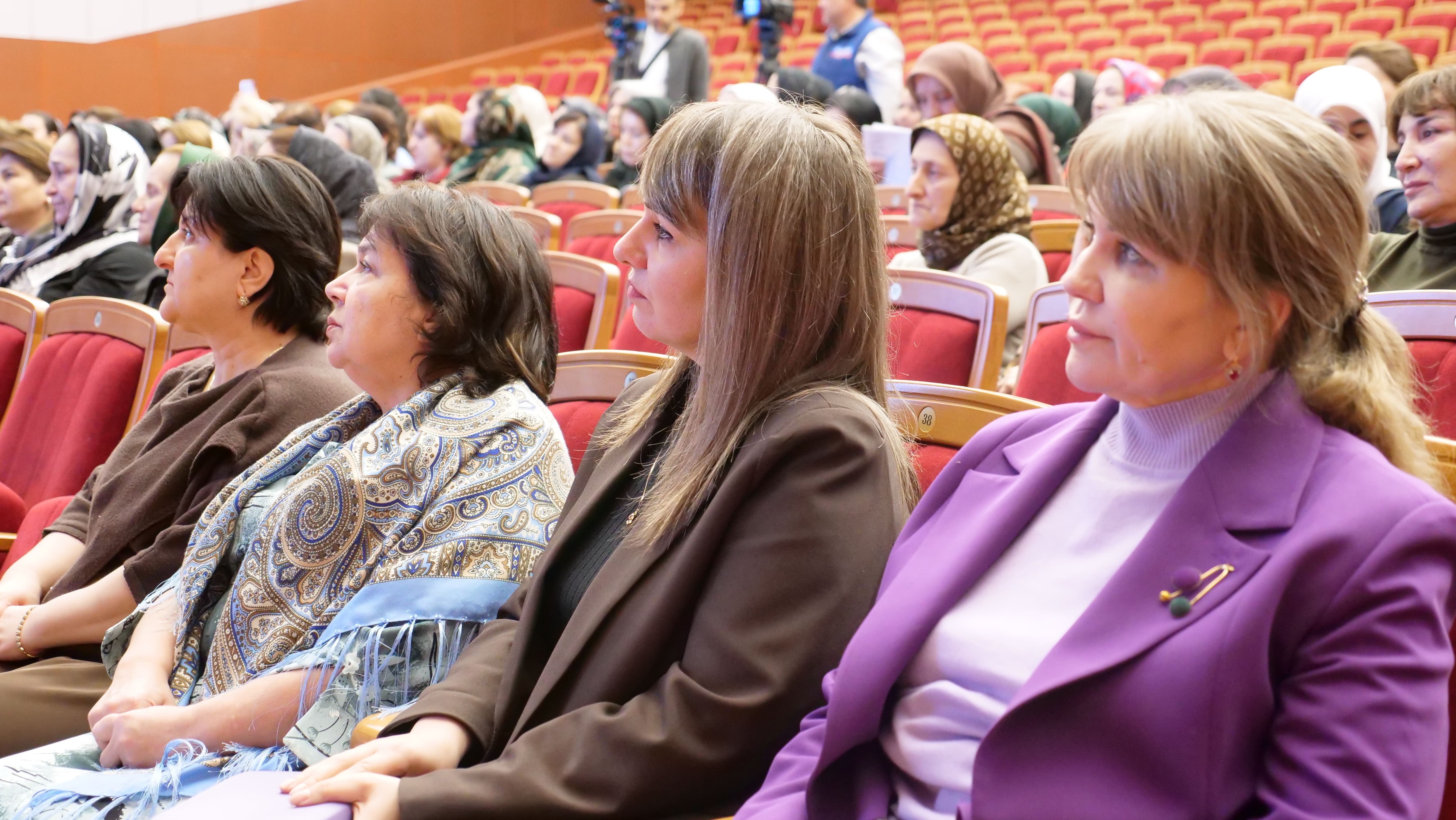 Хасайбат Валиева избрана председателем Союза женщин Дагестана