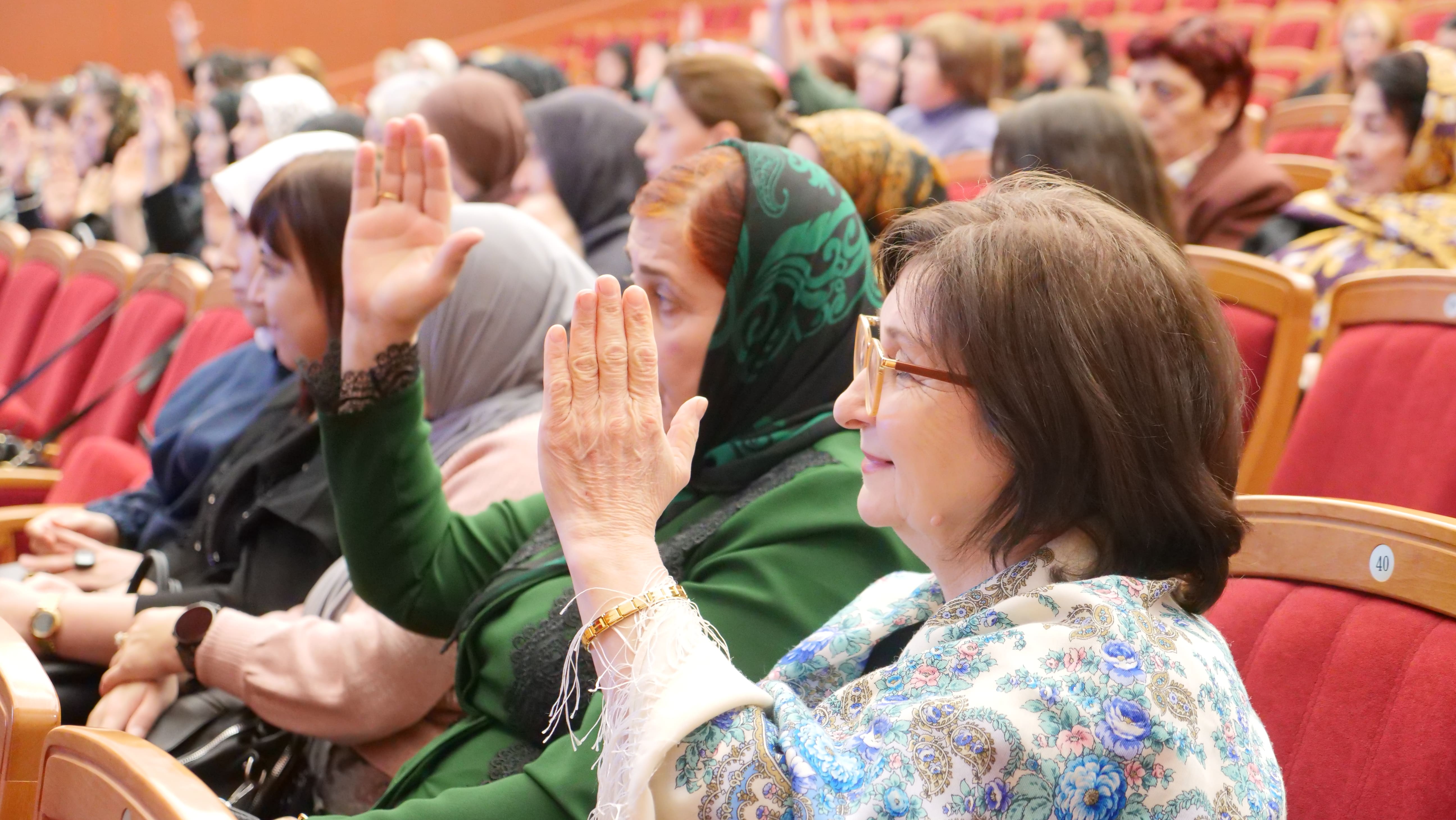 Хасайбат Валиева избрана председателем Союза женщин Дагестана