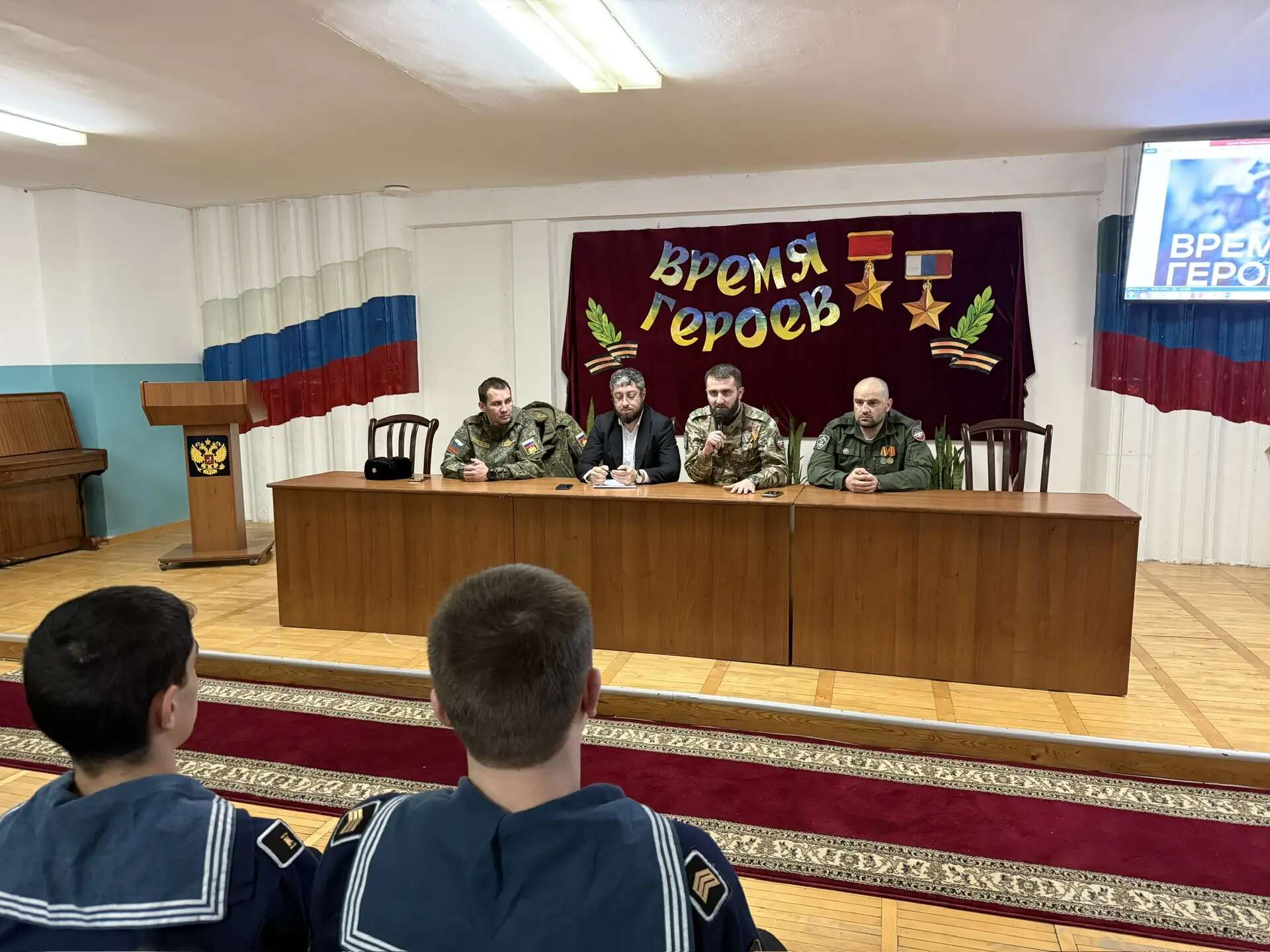 Представитель Миннаца РД встретился с кадетами в Каспийске