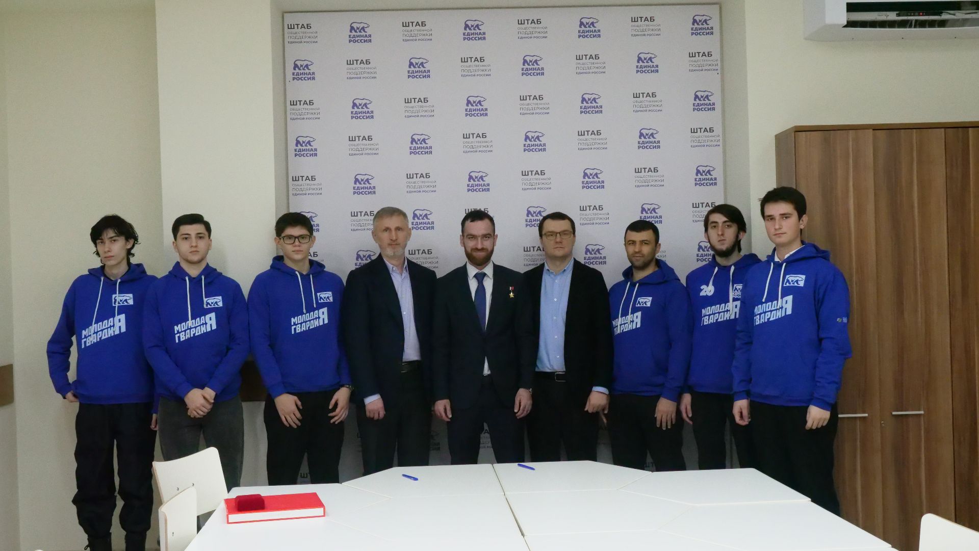 «Письма на фронт». Темирлан Абуталимов встретился с участниками патриотического проекта