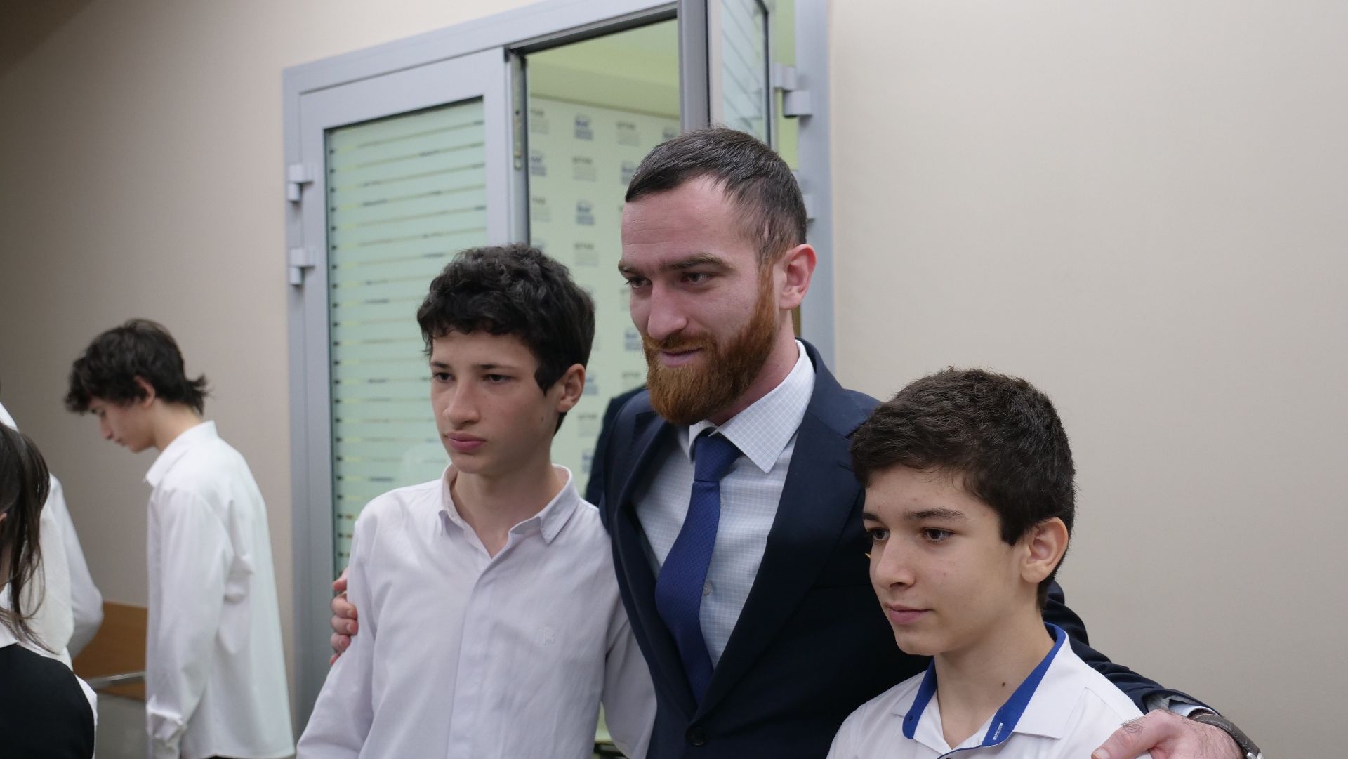 «Письма на фронт». Темирлан Абуталимов встретился с участниками патриотического проекта