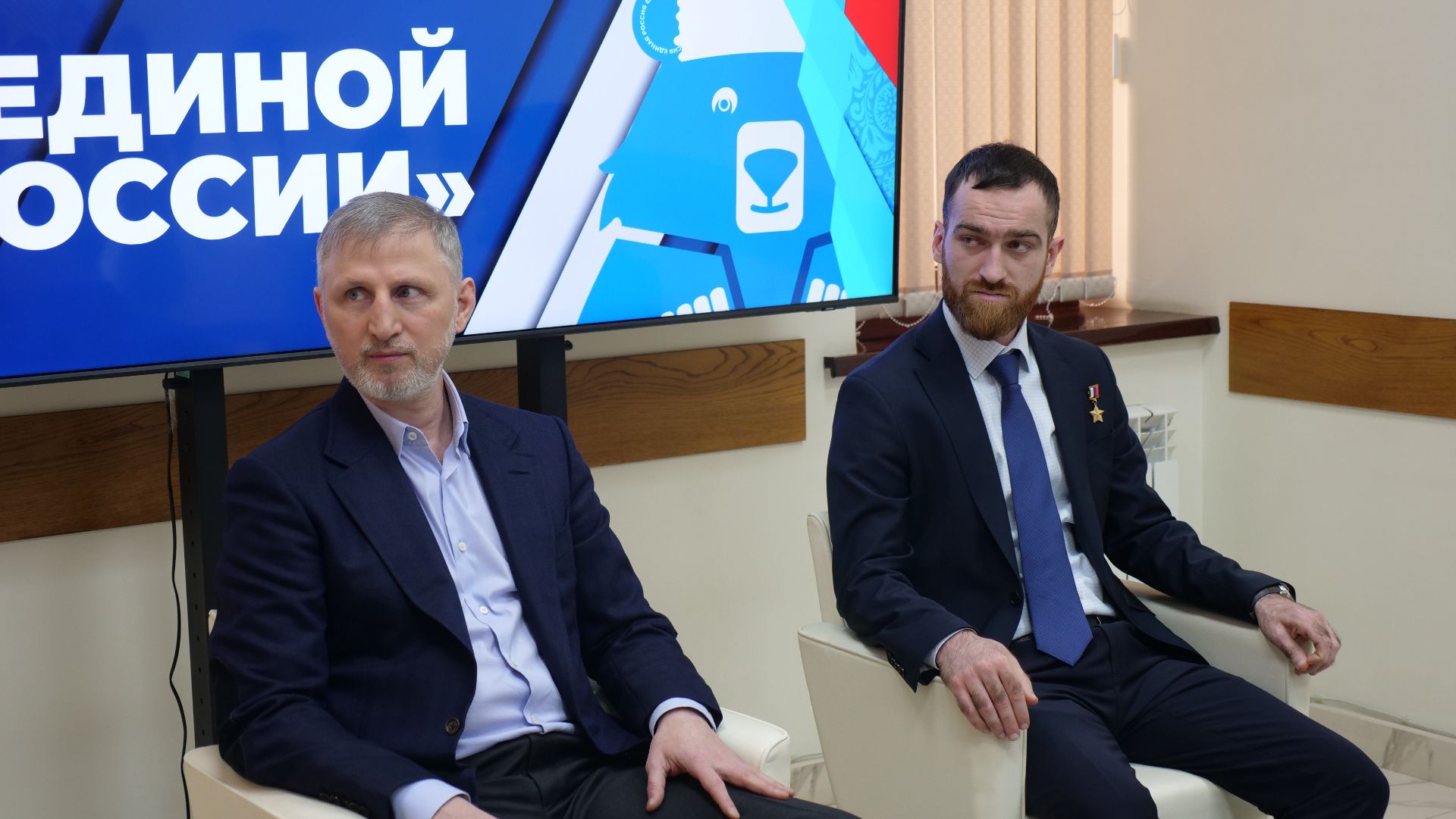 «Письма на фронт». Темирлан Абуталимов встретился с участниками патриотического проекта