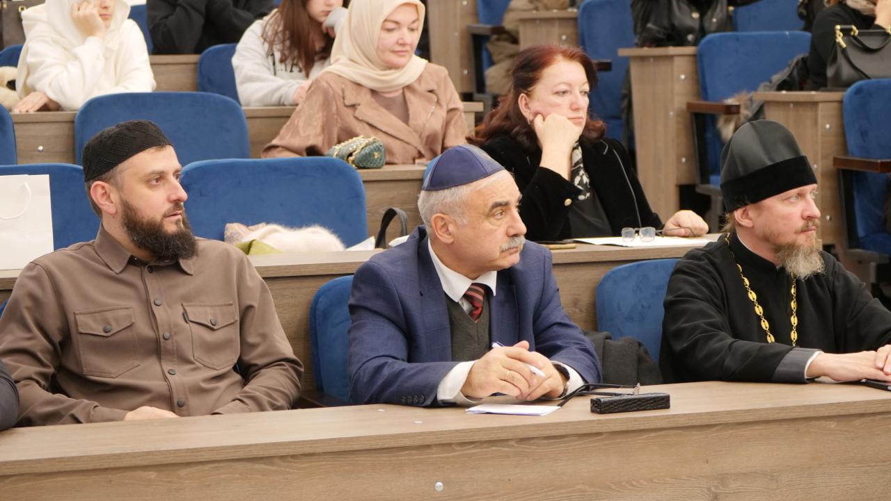 Международная конференция, посвященная видным духовным деятелям Ирана XX века Абдулкадыру и Ибрагиму Дагестани, прошла в Махачкале