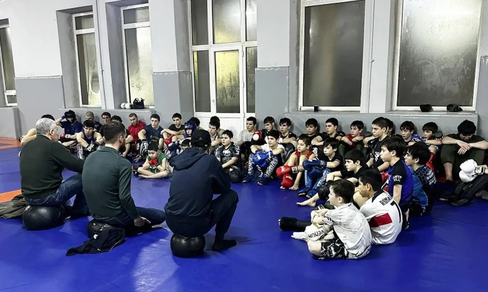 Встреча с Героями России. Темирлан Абуталимов и Магомед Баачилов посетили Школу единоборств в Махачкале